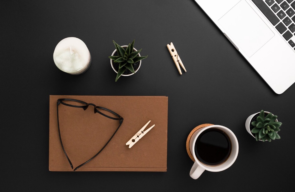 Workspace di design professionale con strumenti digitali